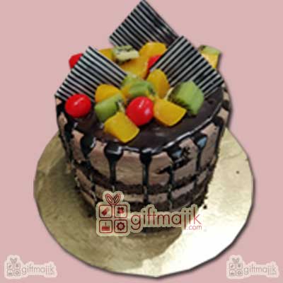 Delicious Flavor of Chocolate Strawberry and Fresh fruits cake